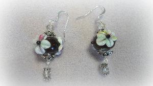 boucles d'oreilles perles fleuries en verre fil&eacute; au chalumeau