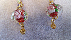 boucles d'oreilles perles fleuries rouges et roses en v&eacute;ritable cristal de boh&egrave;me