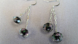 boucles d'oreilles perles fleuries en cristal de boh&egrave;me sur chainettes argent&eacute;es