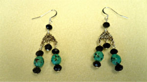 boucles d'oreilles perles mouchet&eacute;es turquoises sur chandeliers argent vieilli