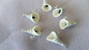 lot de 6 breloques fleurs arums en porcelaine froide blanche et noire