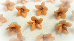 lot de 5 petites fleurs orang&eacute;es en porcelaine froide